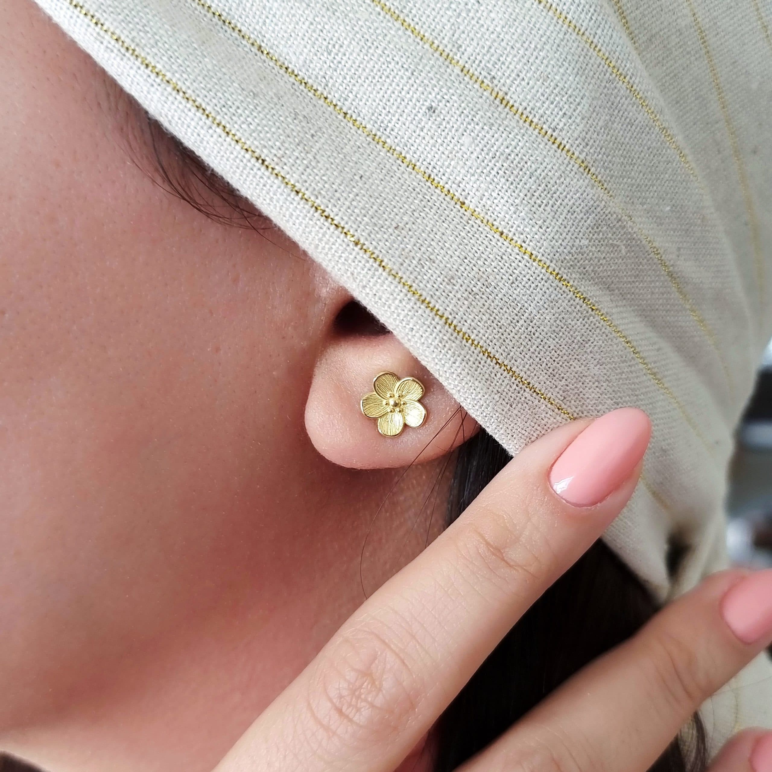 گوشواره طلا زنانه گل — تصویر ۳
