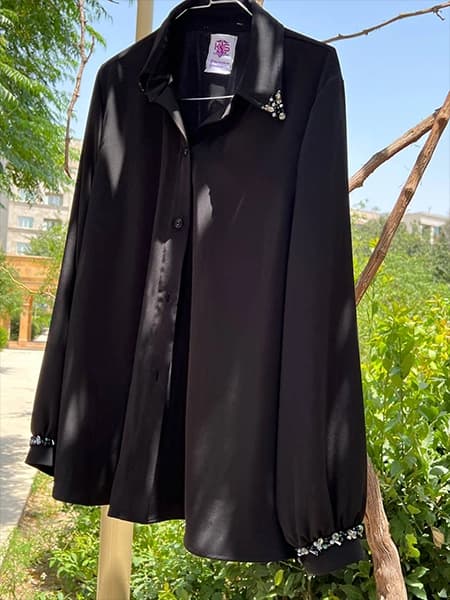 شومیز مزونی مشکی کرپ ویسکوز *جواهر دوزی* — تصویر ۵