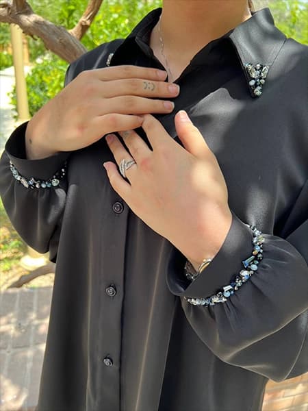 شومیز مزونی مشکی کرپ ویسکوز *جواهر دوزی* — تصویر ۲