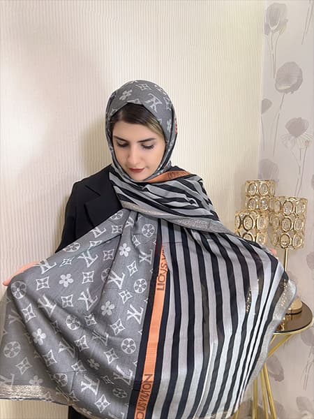 شال وارداتی با کیفیت طرح لویی ویتون * شال مجلسی * — تصویر ۳