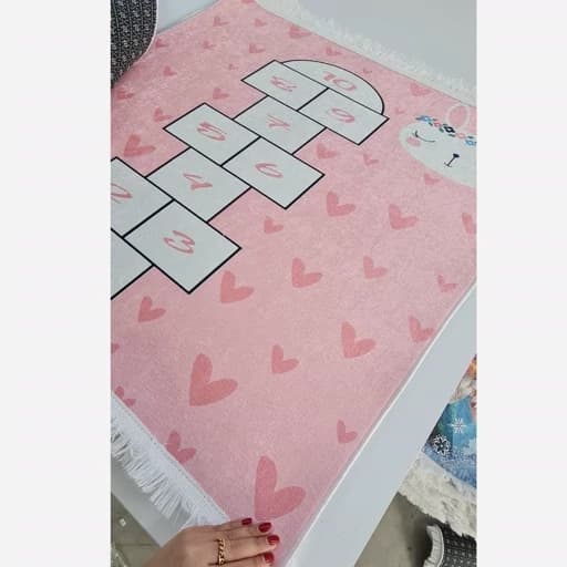فرش چاپی کودک دخترانه طرح لی لی هازان ترک صورتی کد C115 (پس کرایه) — تصویر ۳