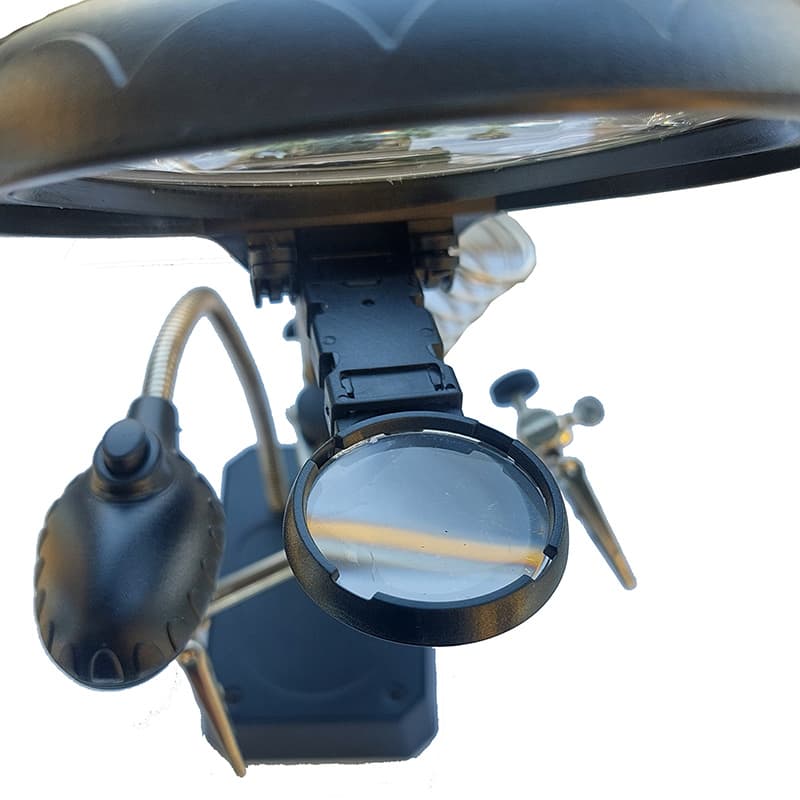 گیره مونتاژ به همراه دو ذره بین و چراغ LED مدل TE-800 — تصویر ۲