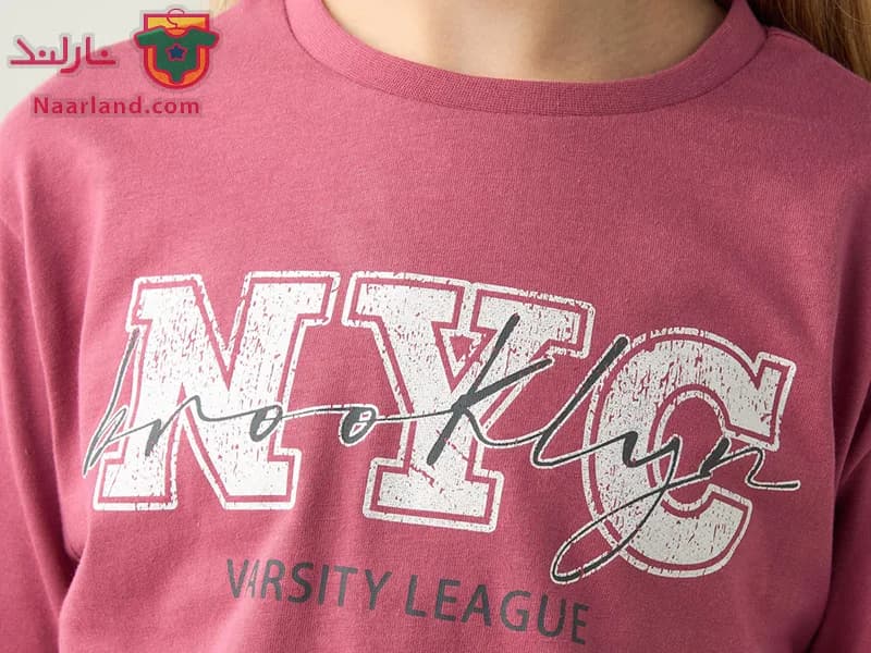 تیشرت کراپ آستین بلند نخی برند Juniors صورتی تیره طرح NYC — تصویر ۲
