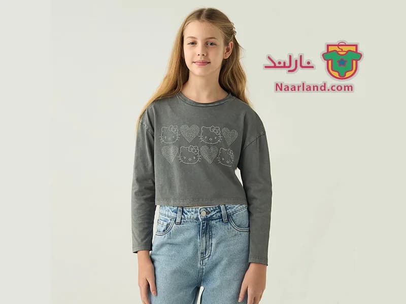 تیشرت کراپ آستین بلند نخی برند Sanrio وارداتی خاکستری استایل کهنه طرح کیتی