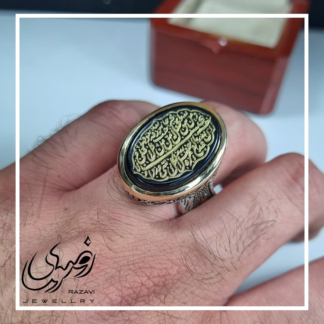انگشتر نقره مردانه عقیق مشکی با حکاکی آیه و من یتق الله (آیه رزق و روزی) — تصویر ۳