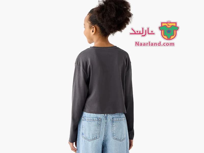 تیشرت کراپ آستین بلند نخی برند Juniors طوسی طرح پولک برگردان قلب — تصویر ۴