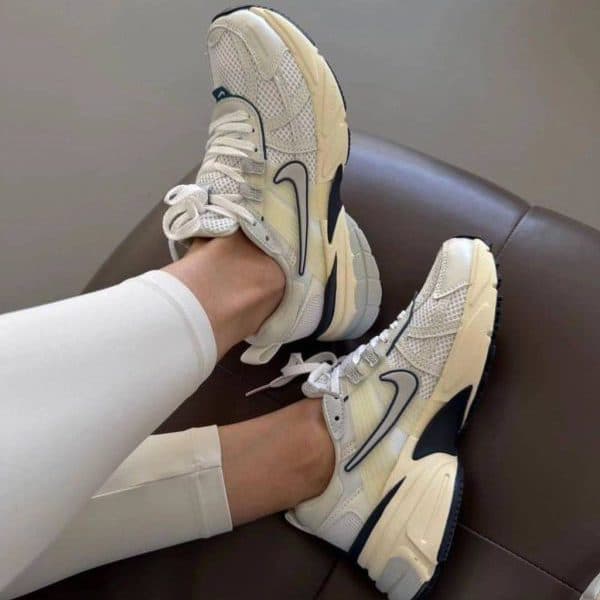 نایک وی تو کی ران سفید Nike V2K Run Shoes — تصویر ۴