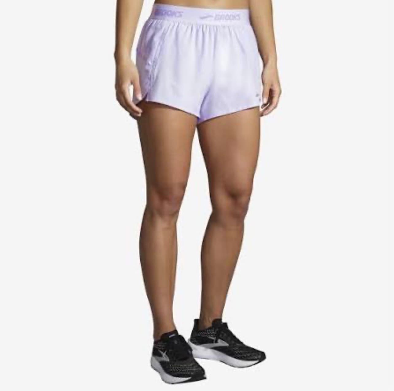 شورت ورزشی زنانه بنفش کمرنگ بروکس Brooks Chaser 3″ Short — تصویر ۳