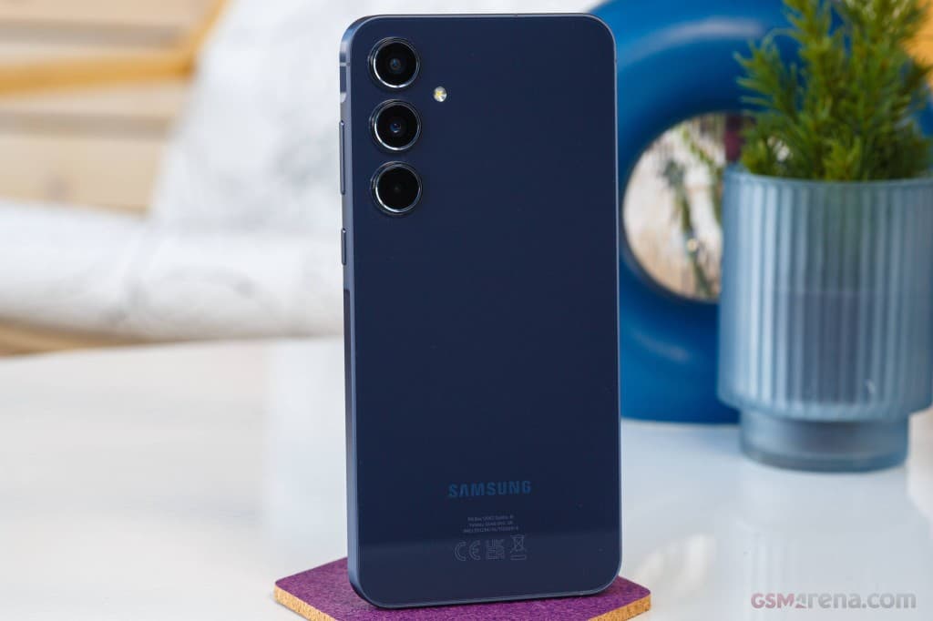 کلگی شارژ+Samsung A55 5g 128G 8G RAM Vietnam — تصویر ۴