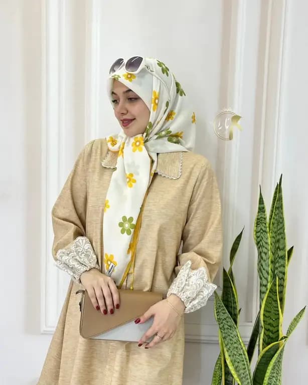 روسری سوپر نخ گلدار قواره متوسط شیری — تصویر ۲
