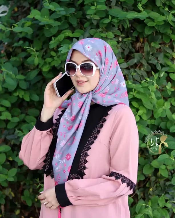 روسری سوپر نخ گلدار قواره متوسط طوسی — تصویر ۳