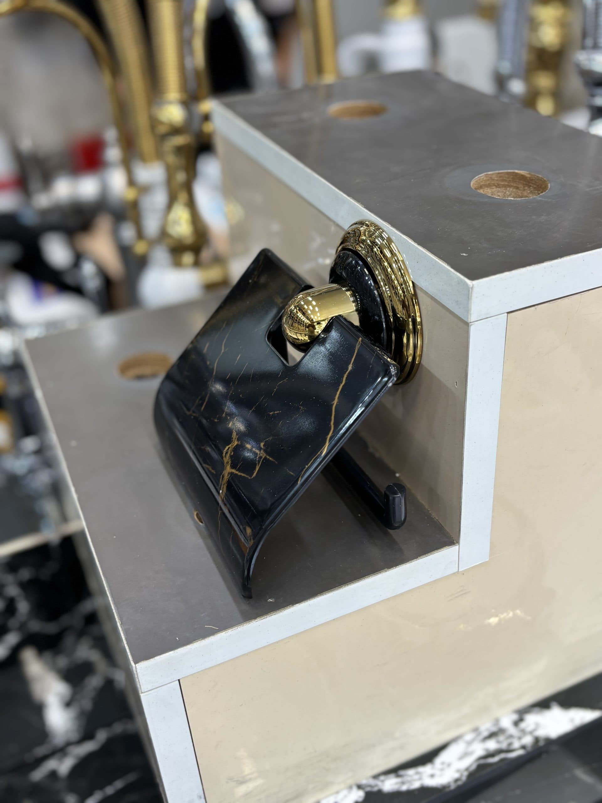 جا دستمال کاغذی دیواری مشکی طلایی – مناسب سرویس بهداشتی لوکس — تصویر ۳