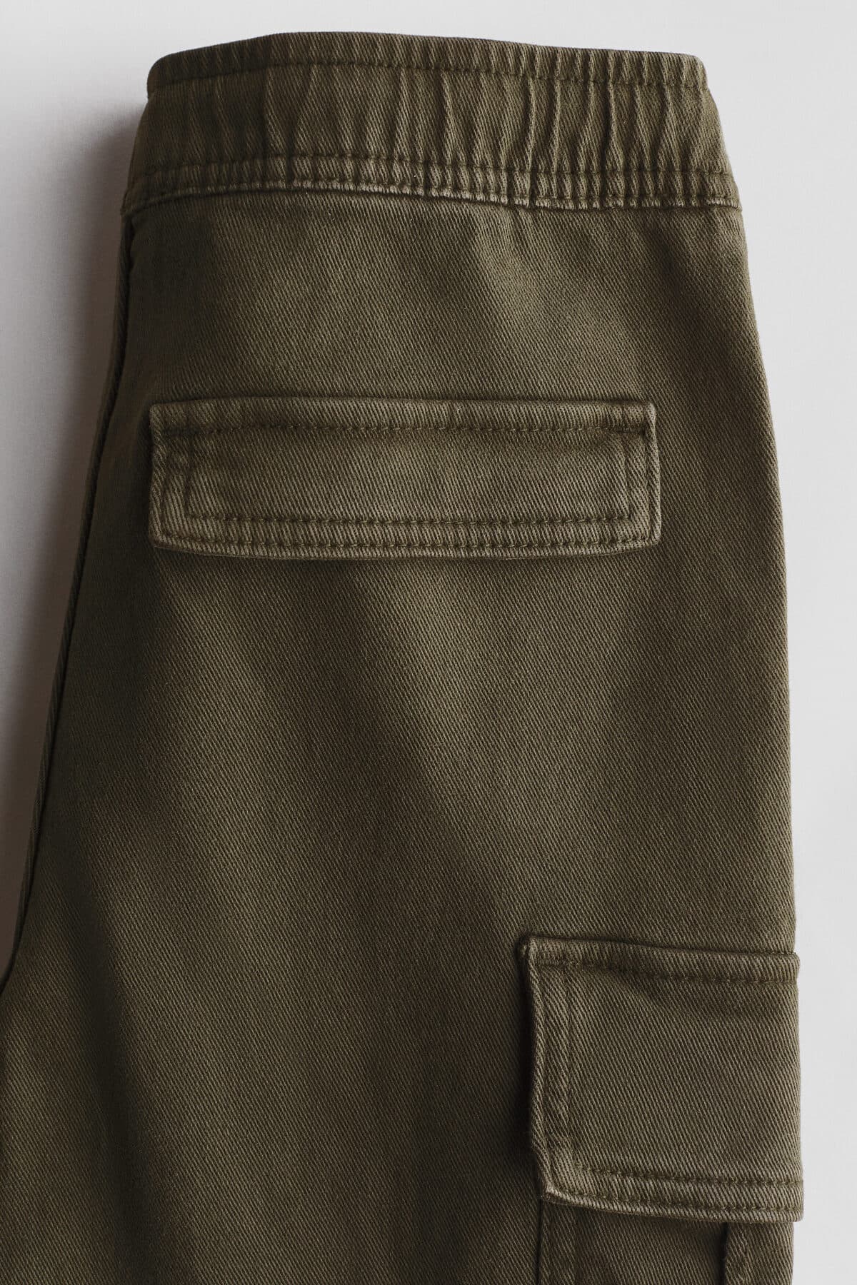شلوار گرمکن ورزشی اچ اند ام پسرانه خاکی راسته فاق نرمال کارگو | H&M 1352239 BD — تصویر ۲