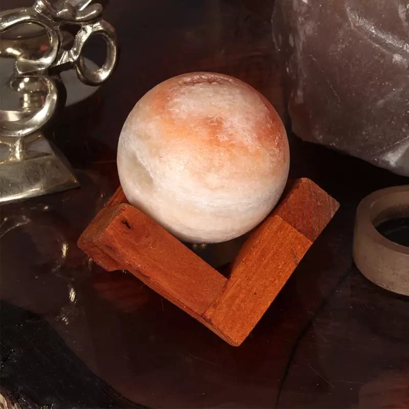 گوی سنگ نمک ماساژ با پایه چوبی — تصویر ۳