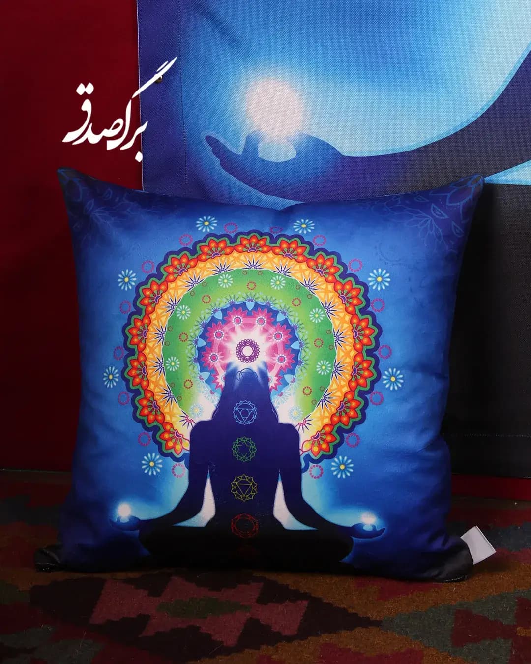 کوسن مخمل طرح یوگینی و هفت چاکرا کد 62 — تصویر ۲