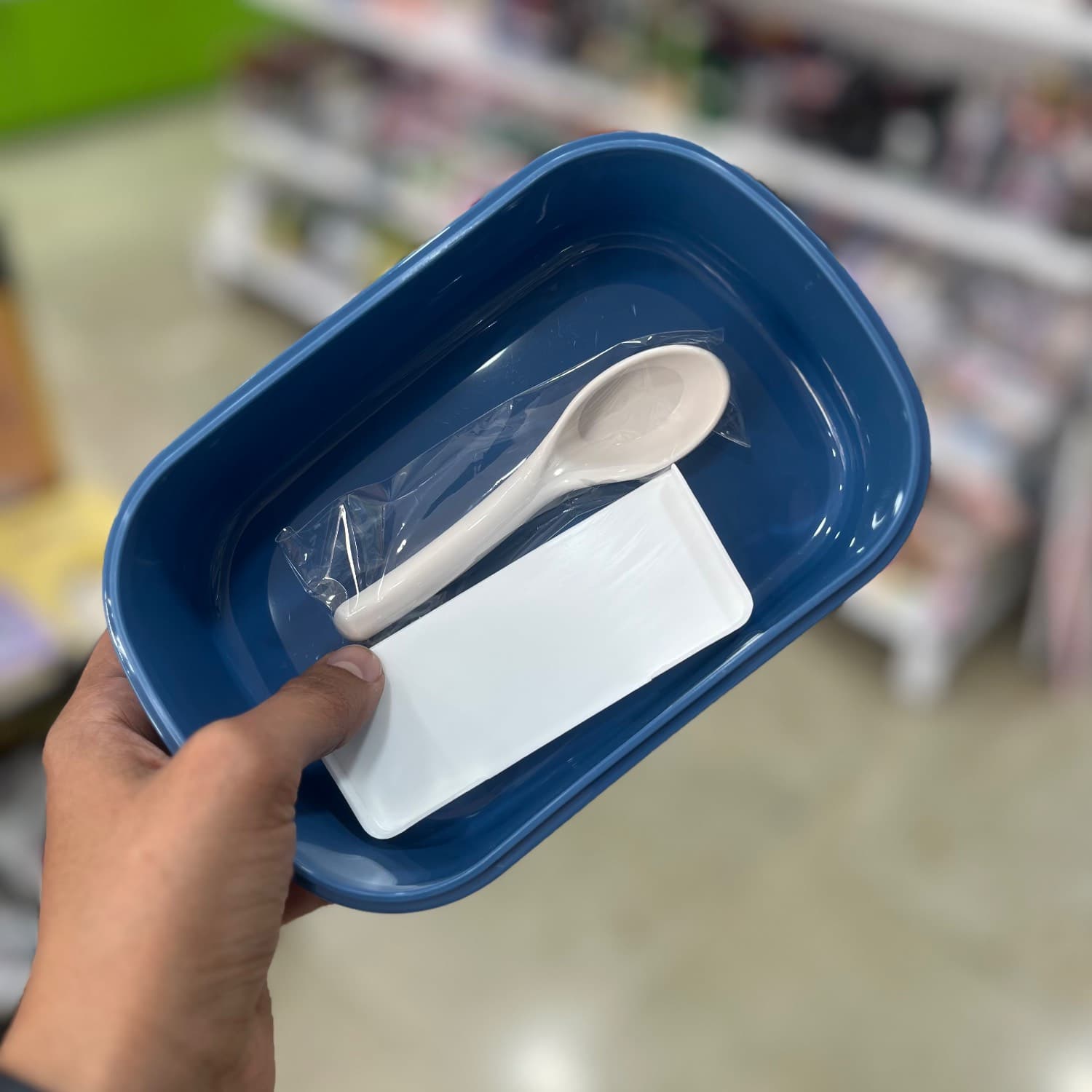 ظرف میوه و قمقمه رنگ آبی — تصویر ۳