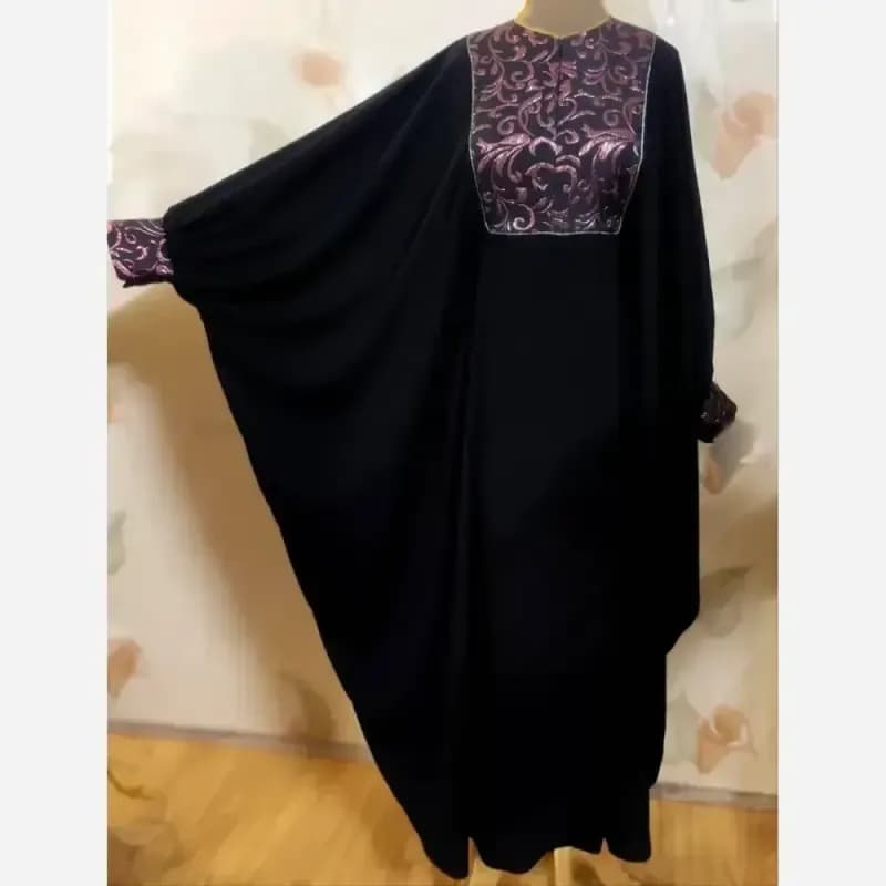 عبای زنانه طرح نجلا جنس کرپ الیزه رنگ مشکی خرجکار زرشکی فری سایز — تصویر ۵
