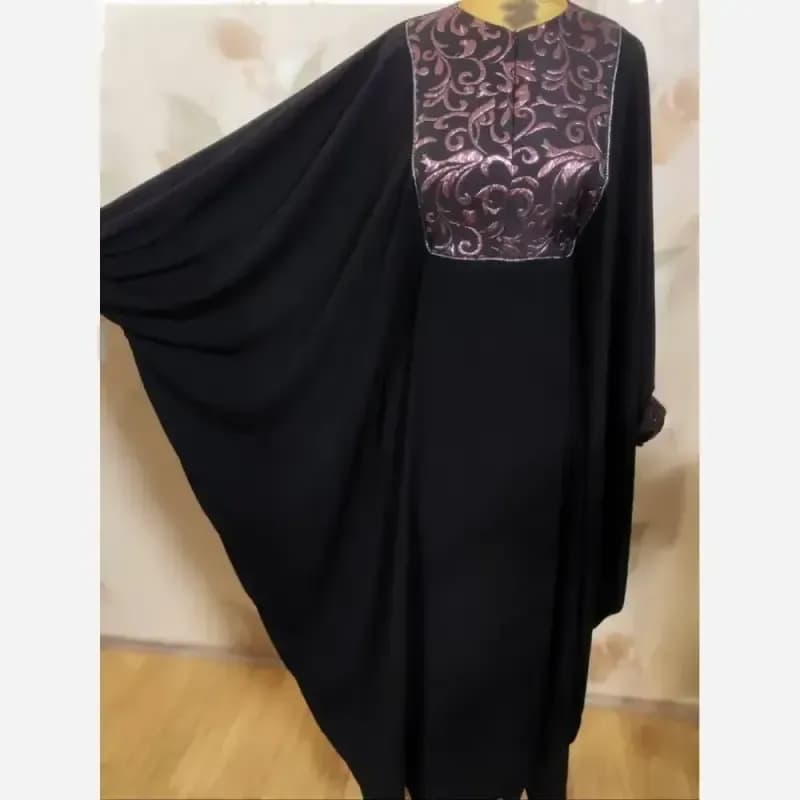 عبای زنانه طرح نجلا جنس کرپ الیزه رنگ مشکی خرجکار زرشکی فری سایز — تصویر ۳