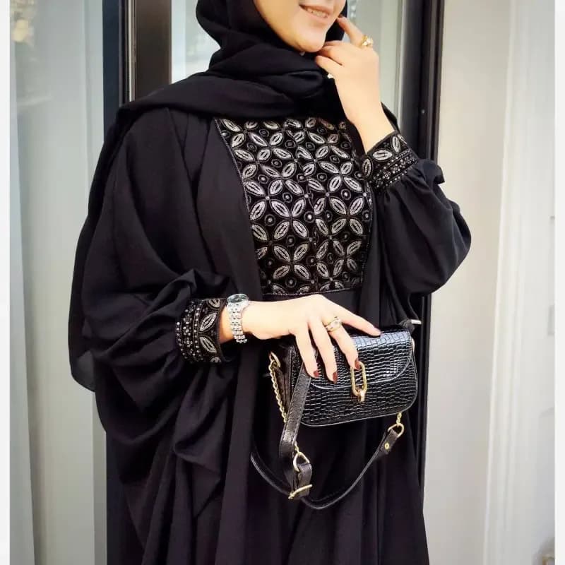 عبا مشکی طرح محیا با خرجکار سوزن دوزی هندی کرپ الیزه — تصویر ۸