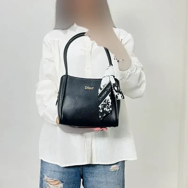 کیف چرم زنانه طرح دیور دستی و دوشی — تصویر ۶