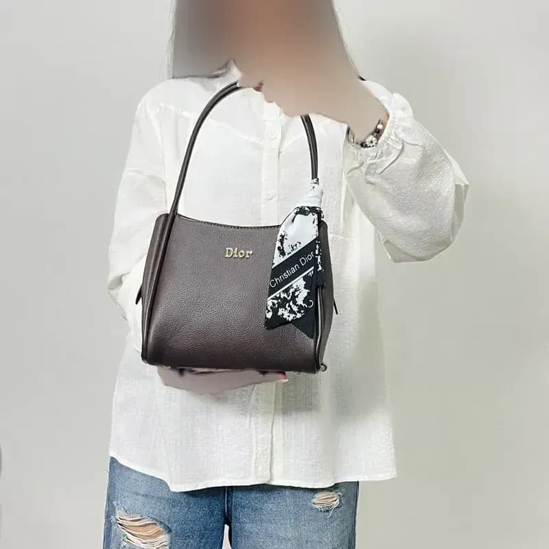 کیف چرم زنانه طرح دیور دستی و دوشی — تصویر ۵