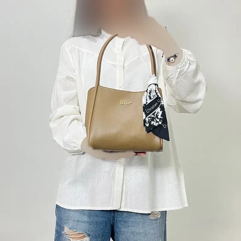 کیف چرم زنانه طرح دیور دستی و دوشی — تصویر ۹