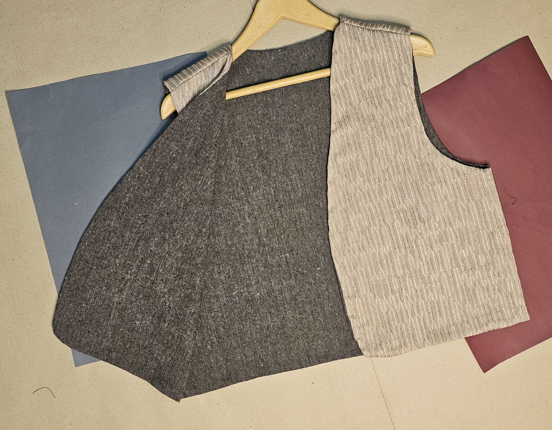 جلیقه زنانه دو رو شانتون شاین‌دار طرح عنکبوتی رنگ کرم — تصویر ۴