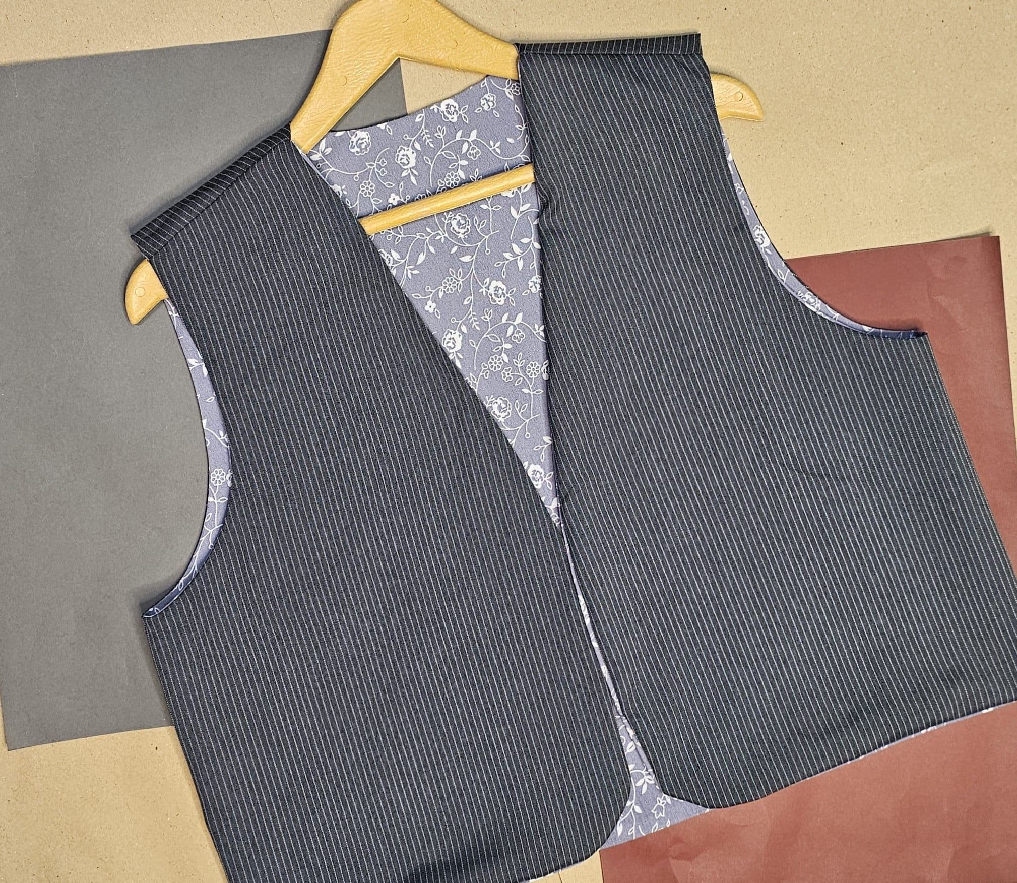 وست زنانه دو رو طرح گیلا طوسی — تصویر ۴