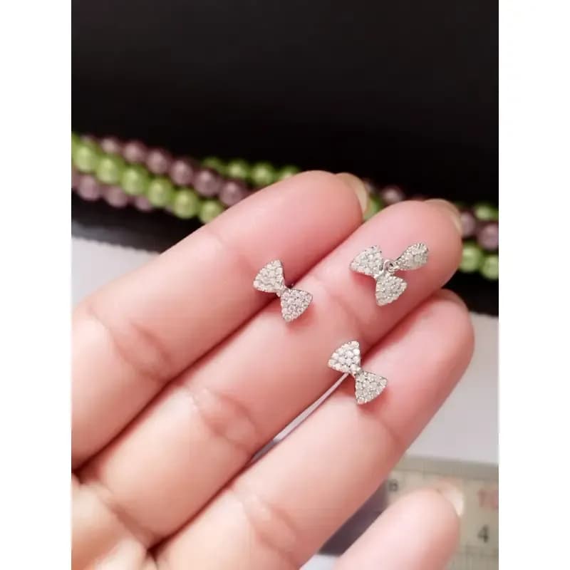 نیم ست نقره زنانه عیار 925 طرح پاپیون با روکش طلا سفید و گوشواره میخی وزن 2 گرم — تصویر ۴