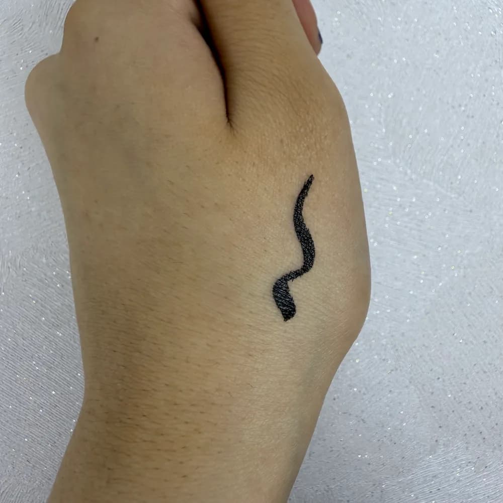 خط چشم ماژیکی هدی بیوتی | Huda Beauty Marker Eyeliner — تصویر ۲