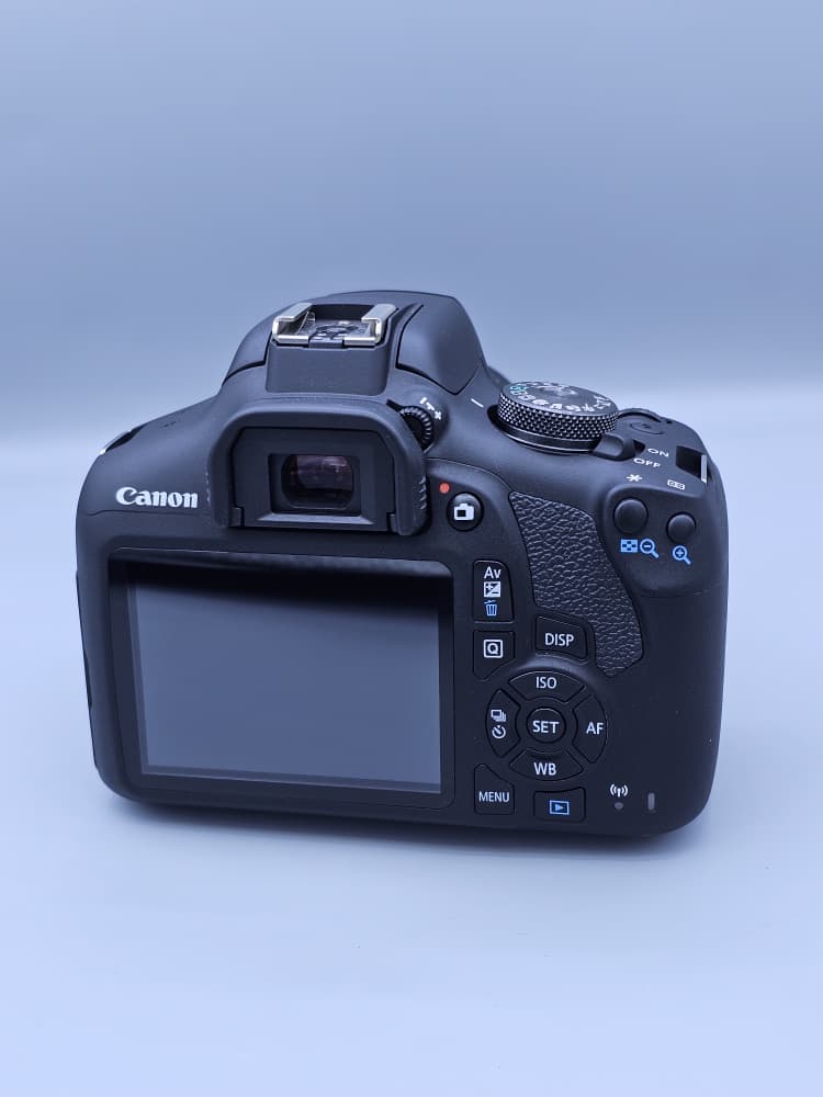 دوربین دست دوم Canon EOS 2000D با لنز Canon EF-S 18-55mm III، کارکرد حدود 400 شات — تصویر ۲