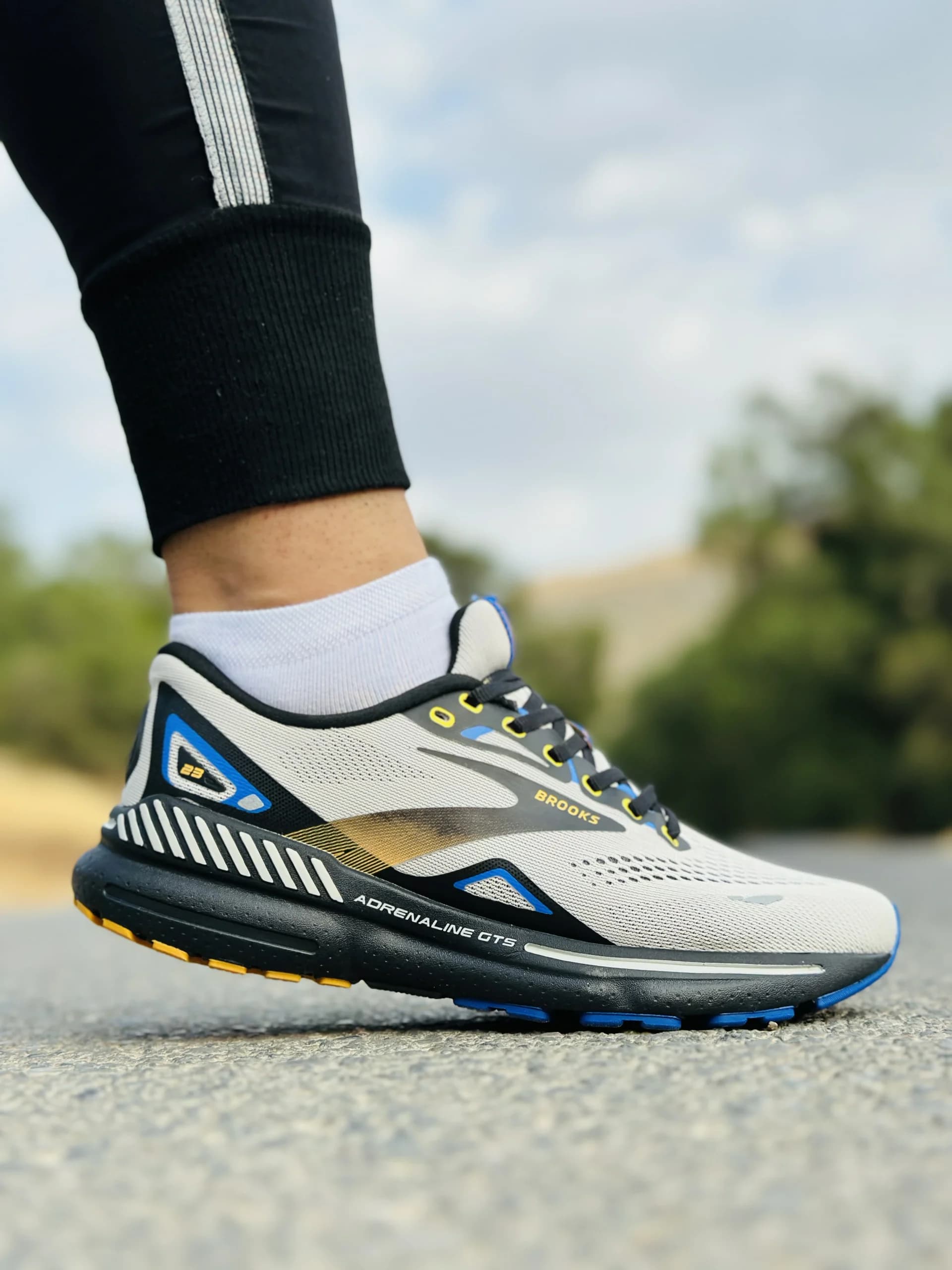 کتونی بروکس مدل Adrenaline GTS 23 طوسی — تصویر ۹
