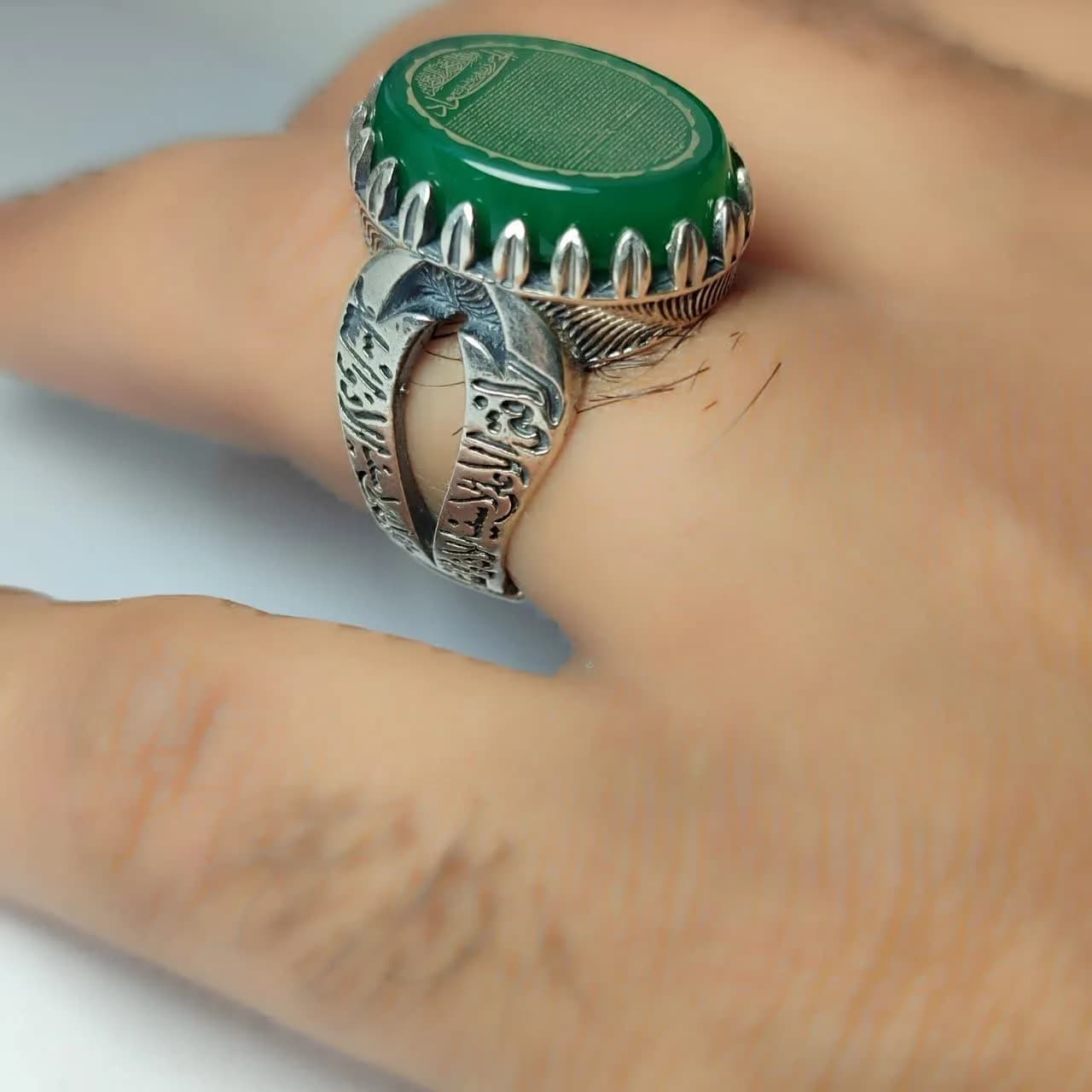 انگشتر حرز امام جواد روی عقیق سبز با رکاب ذوالفقار؛ محافظی قدرتمند کد 2122 — تصویر ۳