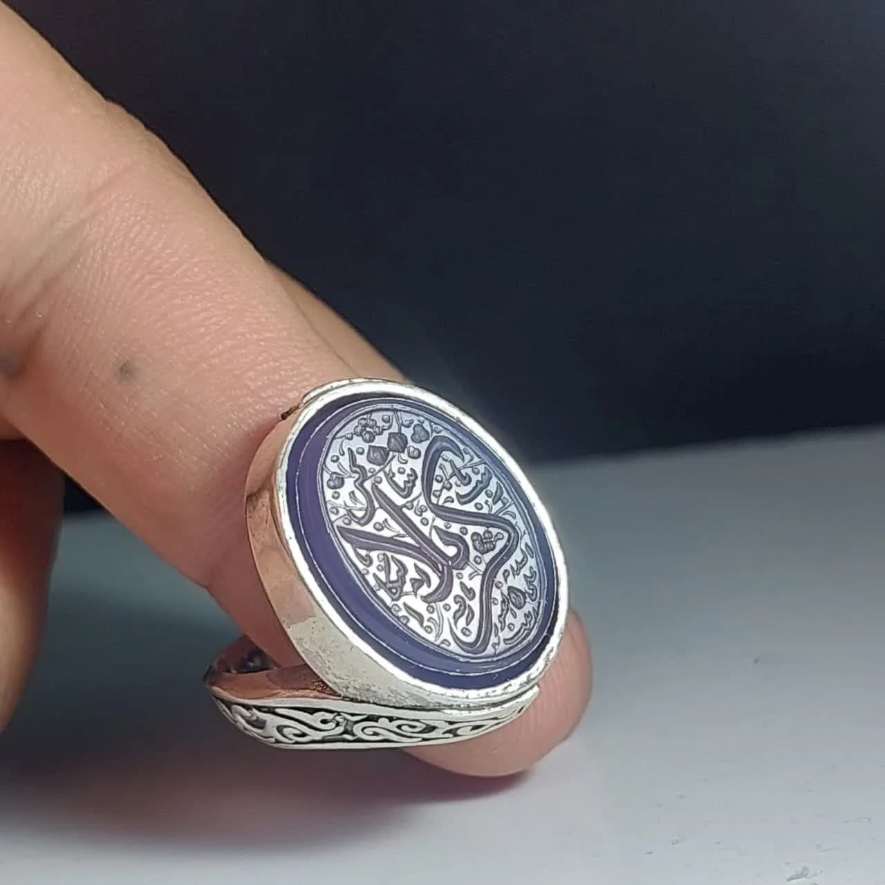 انگشتر عقیق سوسنی با حکاکی شهدای کربلا؛ نشانی از ارادت و عشق کد 2124 — تصویر ۲