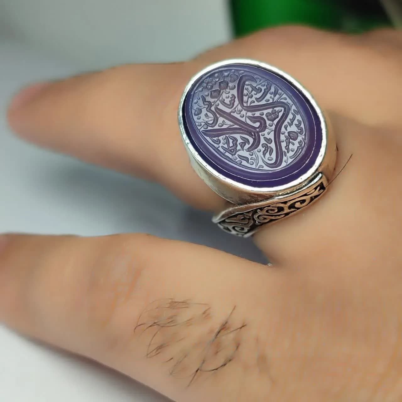 انگشتر عقیق سوسنی با حکاکی شهدای کربلا؛ نشانی از ارادت و عشق کد 2124 — تصویر ۳