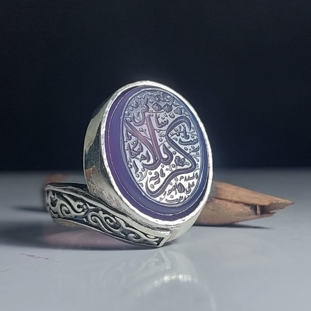 انگشتر عقیق سوسنی با حکاکی شهدای کربلا؛ نشانی از ارادت و عشق کد 2124