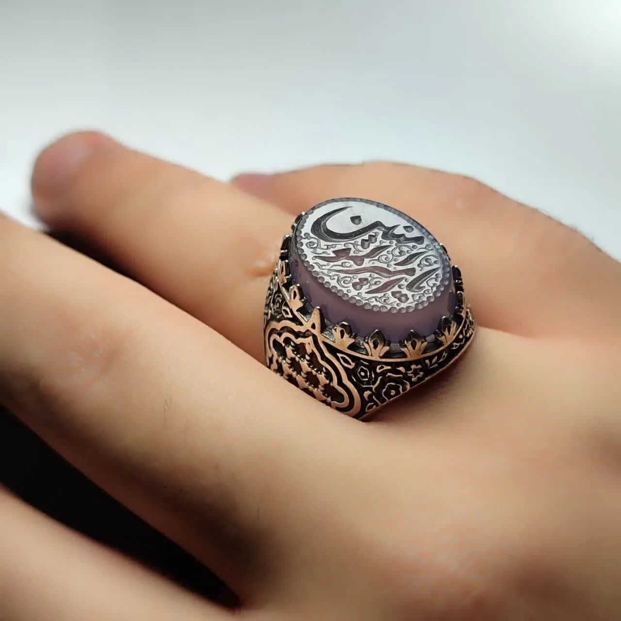 انگشتر عقیق سوسنی خطی با حکاکی «یا امیرالمومنین» – طرح رکاب ضریح کد 2131 — تصویر ۲
