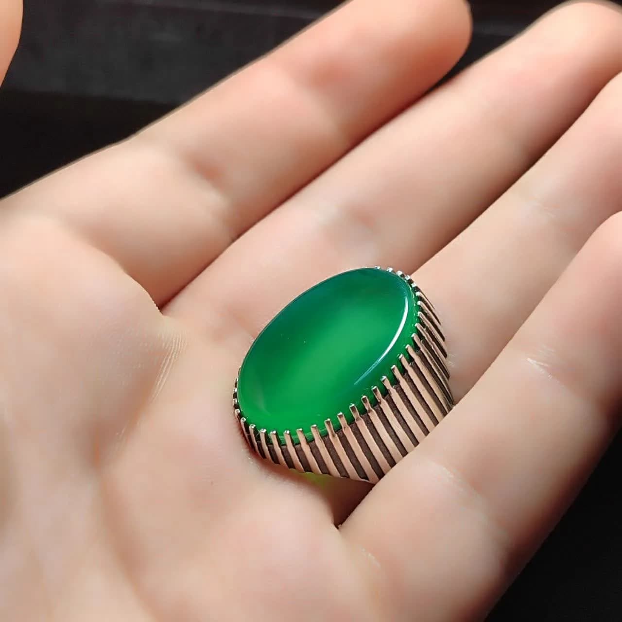 انگشتر عقیق سبز با رکاب شیاری؛ جلوه‌ای از آرامش و اصالت کد 2156 — تصویر ۵