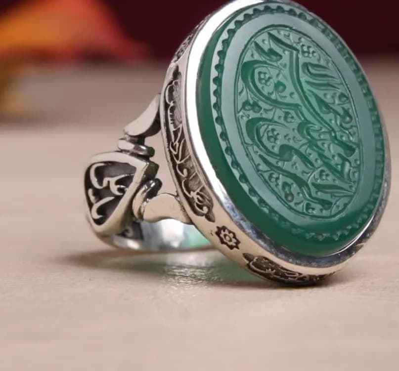 انگشتر عقیق سبز خطی با شعار جاودانه “امیری حسین و نعم الامیر” کد 5217 — تصویر ۲