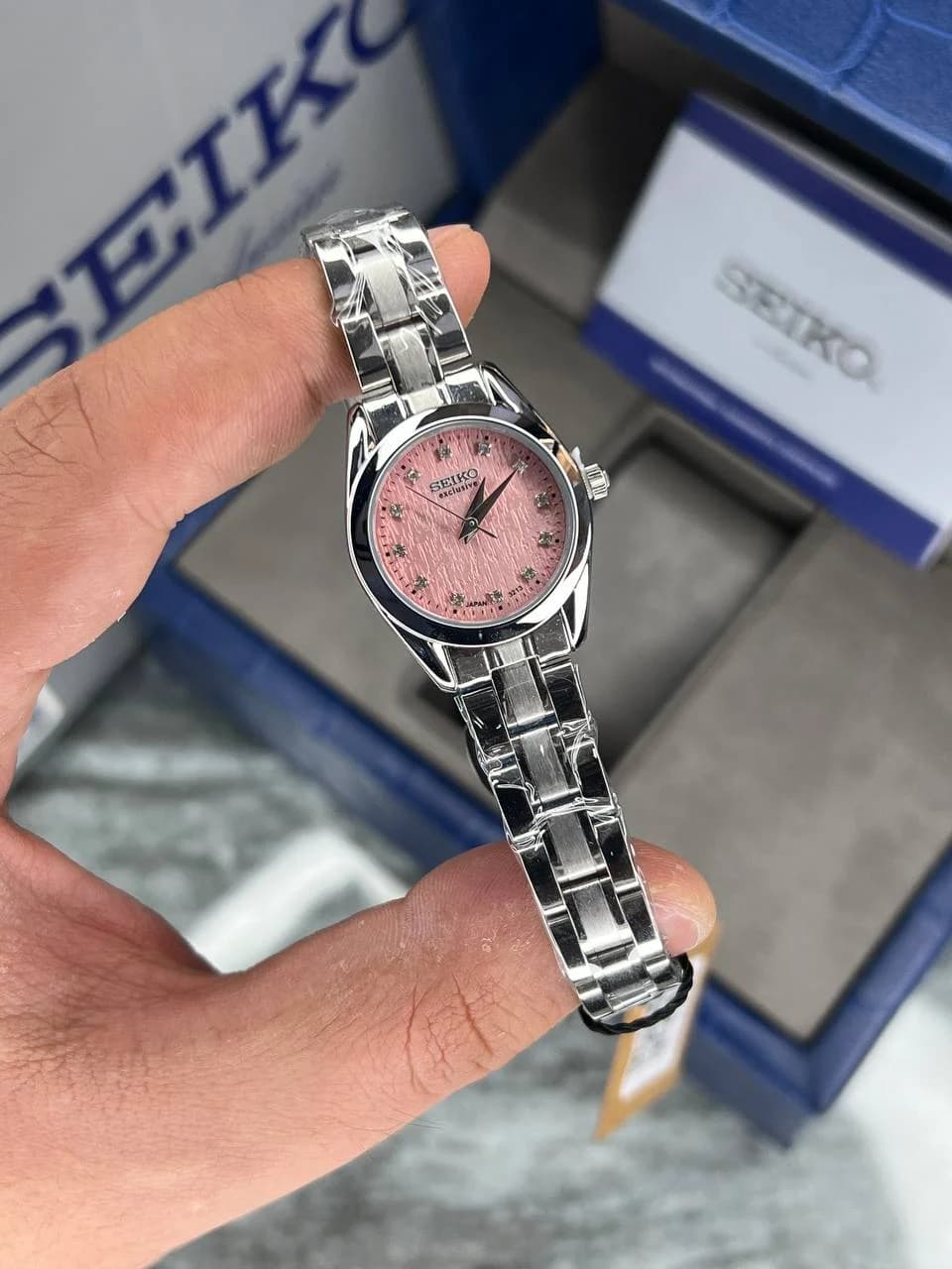 ساعت SEIKO زنانه سیکو اکسکلوسیو مدل 3213 رنگ نقره ای صفحه مشکی