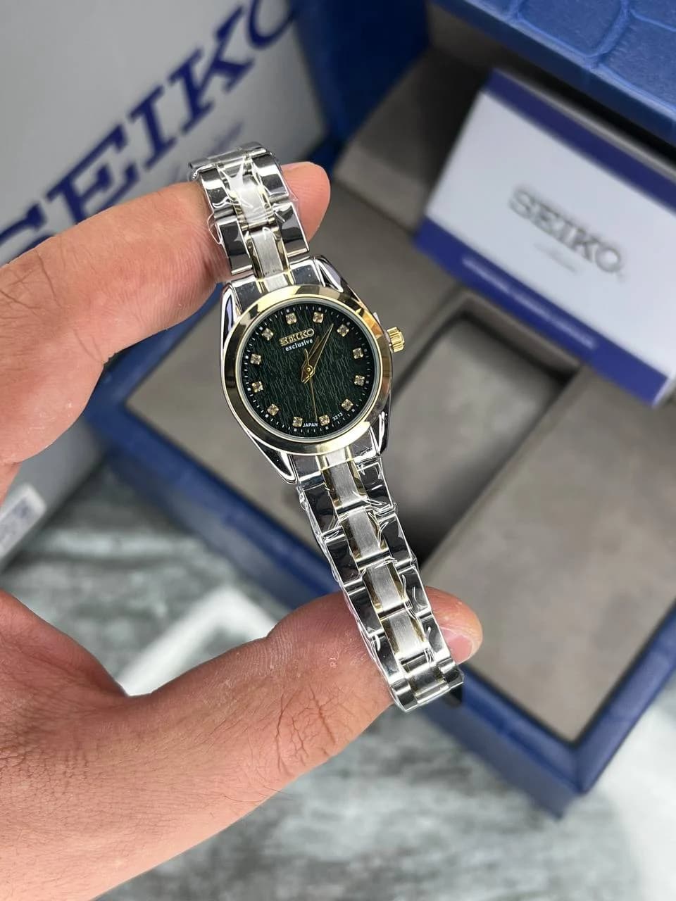 ساعت SEIKO زنانه سیکو اکسکلوسیو مدل 3213 رنگ نقره ای طلایی صفحه سبز