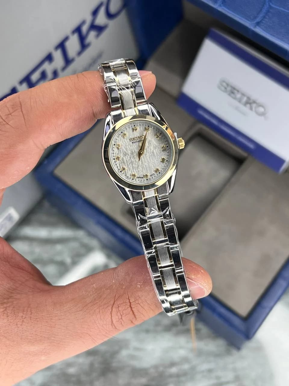 ساعت SEIKO زنانه سیکو اکسکلوسیو مدل 3213 رنگ نقره ای طلایی صفحه سفید