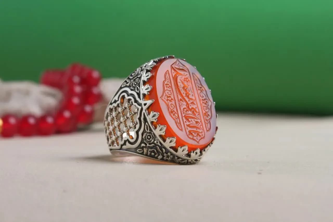 انگشتر عقیق قرمز حکاکی “یا اباعبدلله” – طرح رکاب ضریح کد 2211