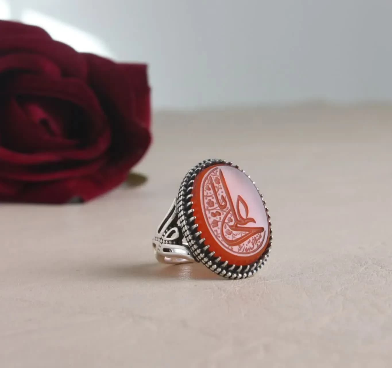 انگشتر عقیق قرمز طرح سردار با حکاکی یا علی (ع) کد 2212