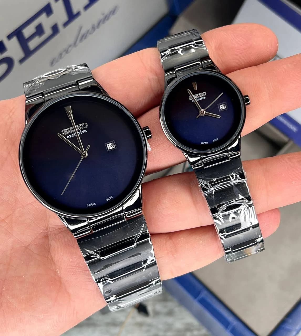 ساعت SEIKO ست زنانه و مردانه سیکو اکسکلوسیو مدل 3228 رنگ نقره ای صفحه سرمه ای