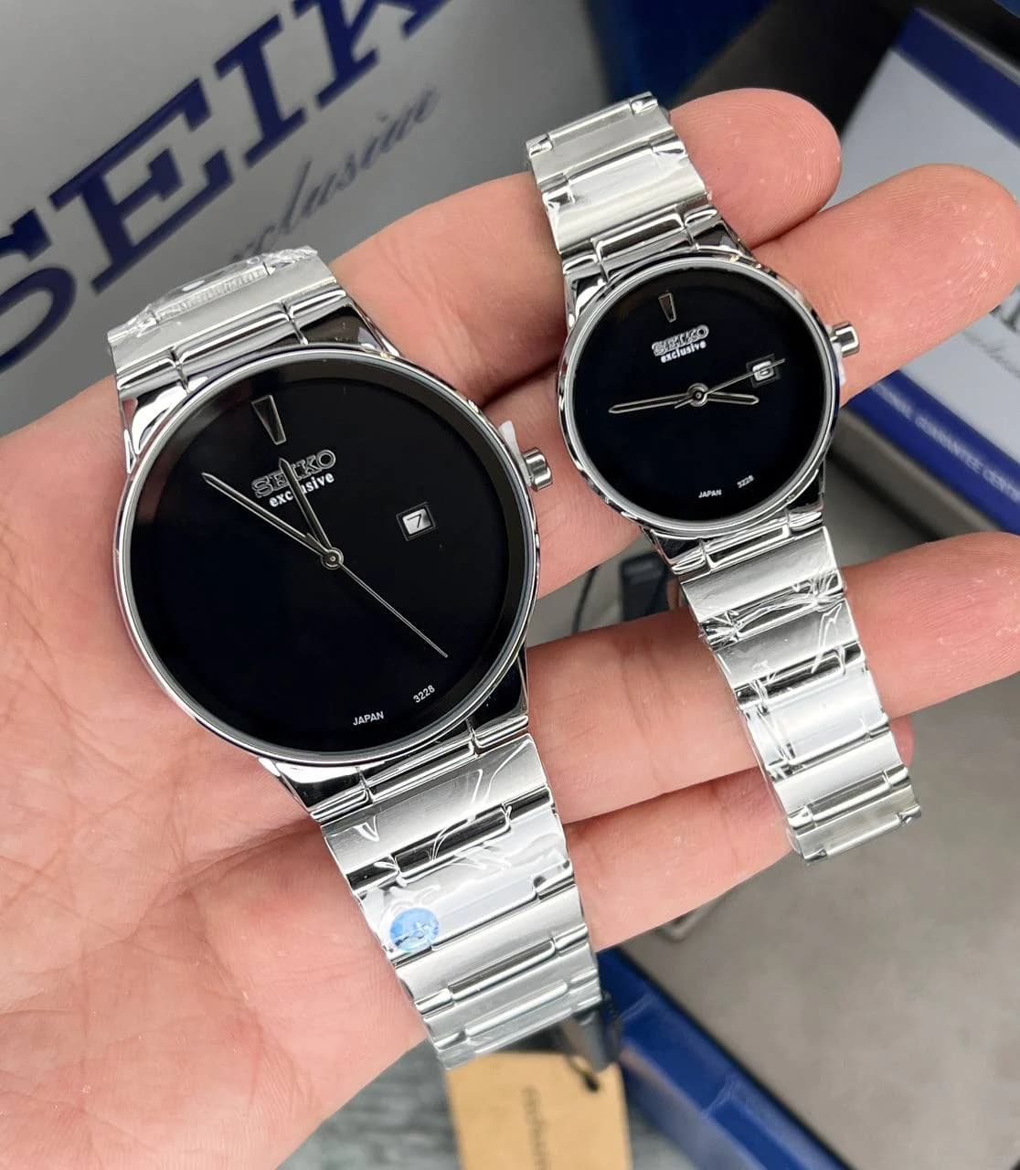 ساعت SEIKO ست زنانه و مردانه سیکو اکسکلوسیو مدل 3228 رنگ نقره ای صفحه مشکی