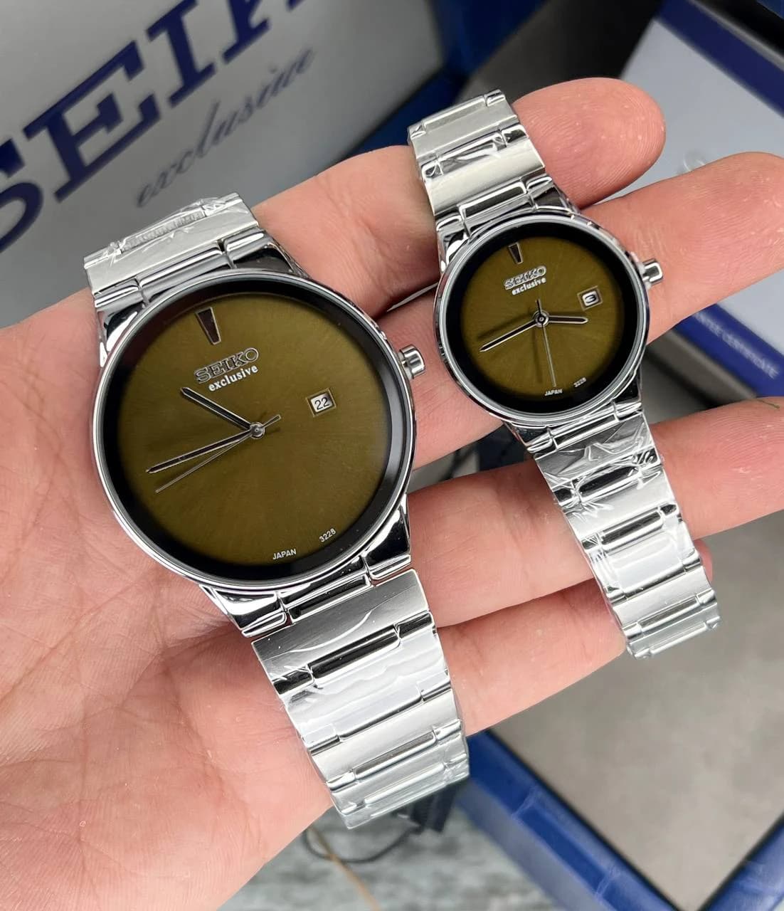 ساعت SEIKO ست زنانه و مردانه سیکو اکسکلوسیو مدل 3228 رنگ نقره ای صفحه زیتونی