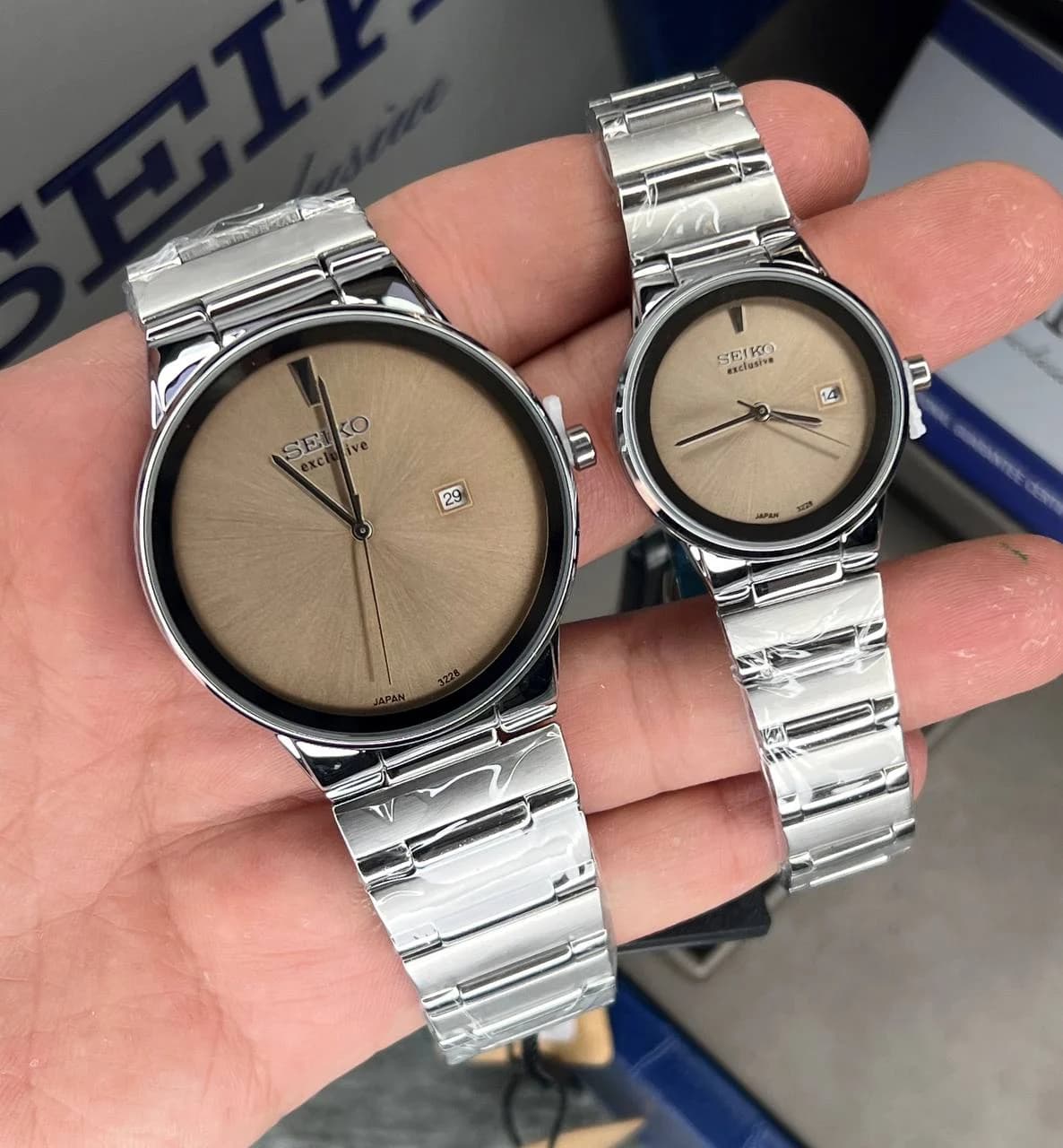 ساعت SEIKO ست زنانه و مردانه سیکو اکسکلوسیو مدل 3228 رنگ نقره ای صفحه کرم