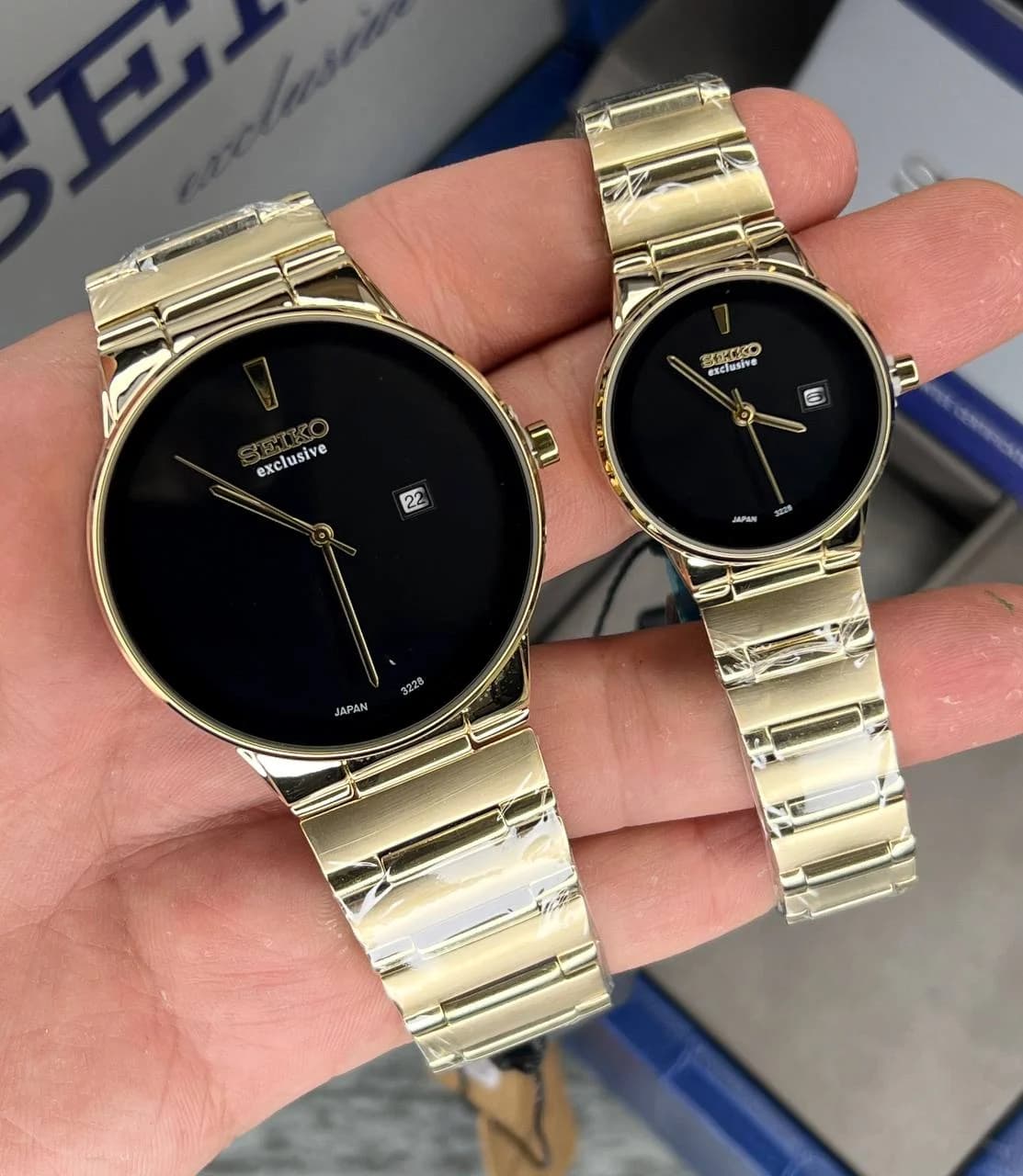 ساعت SEIKO ست زنانه و مردانه سیکو اکسکلوسیو مدل 3228 رنگ طلایی صفحه مشکی