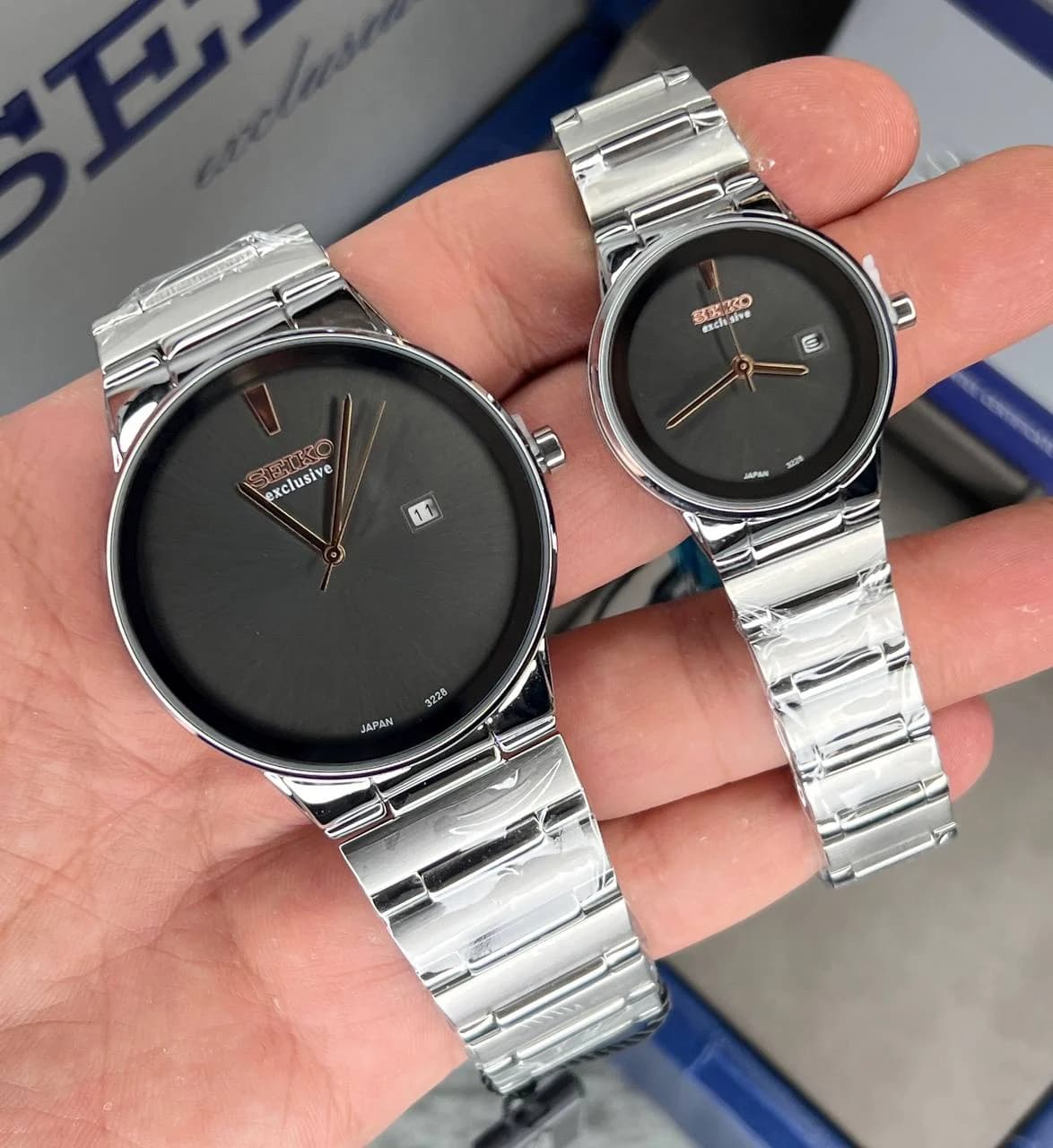 ساعت SEIKO ست زنانه و مردانه سیکو اکسکلوسیو مدل 3228 رنگ نقره ای صفحه دودی